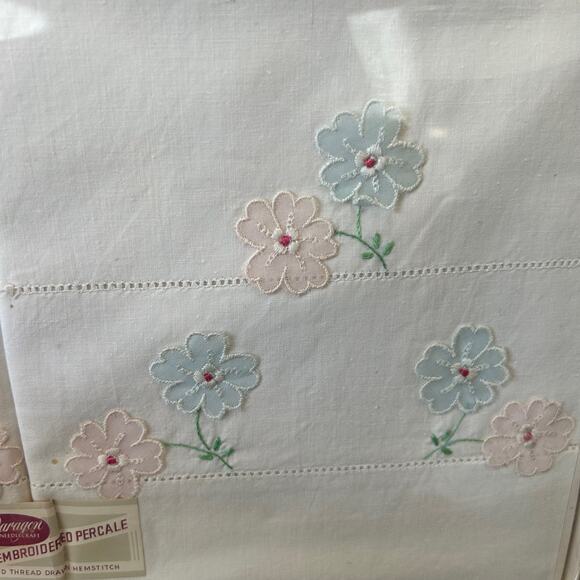 Vintage Paragon Needlcarft Hand Embroidered Percale Pillowcases 31x20 NOSIB - Picture 3 of 13